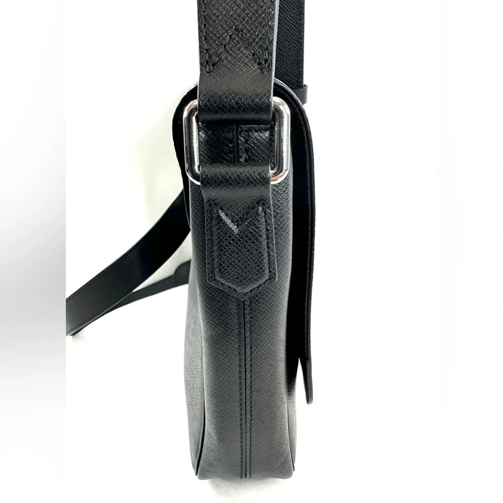 Louis Vuitton District PM Black Taiga Messenger Crossbody Shoulder Bag Dust Bag